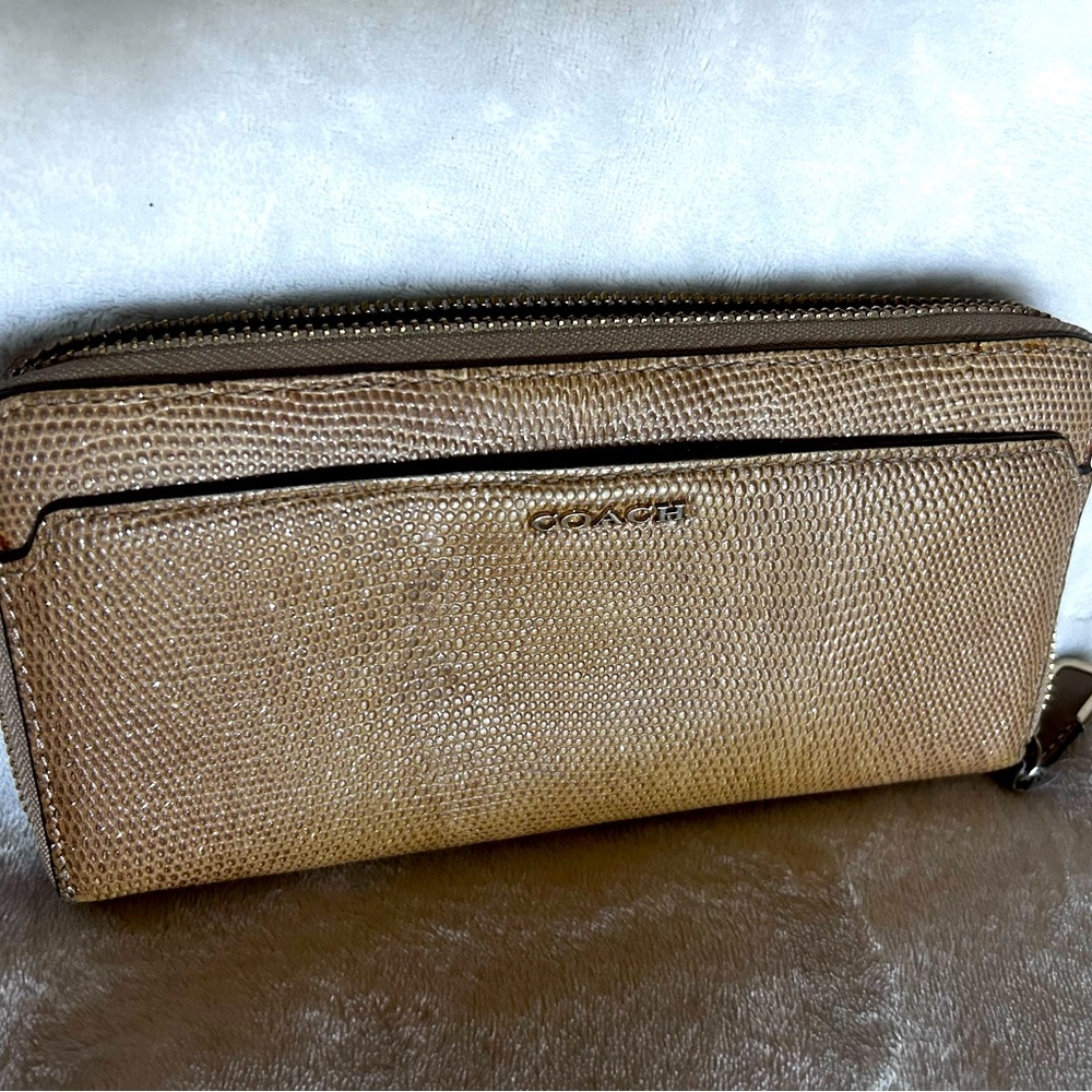 Tan with a gold sheen, COACH wallet. Beautiful addition to your fall outfits! 🍂